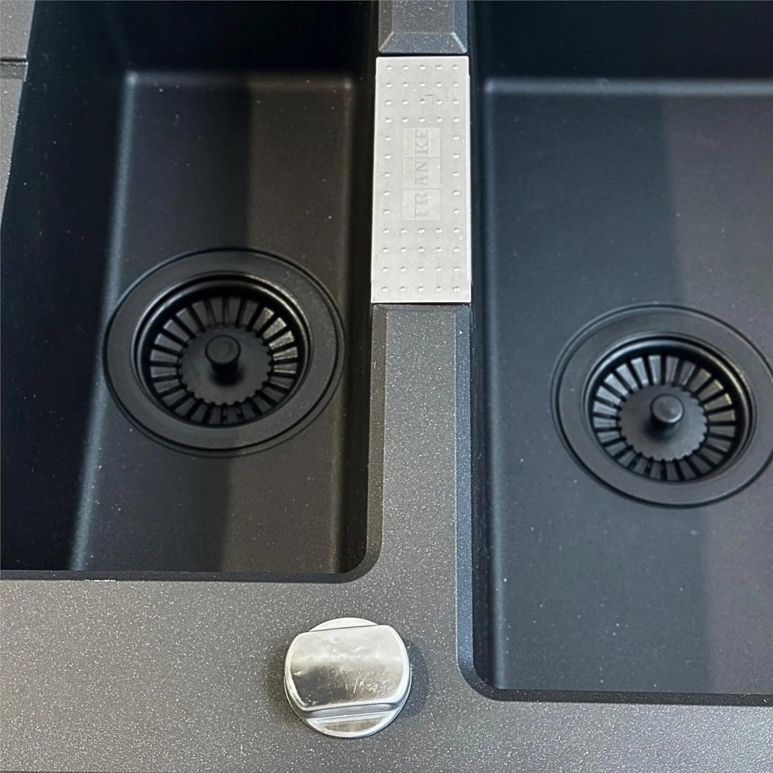 Luquicina LED4MB – Cesta de desagüe para fregadero de cocina, color negro mate, con rebosadero