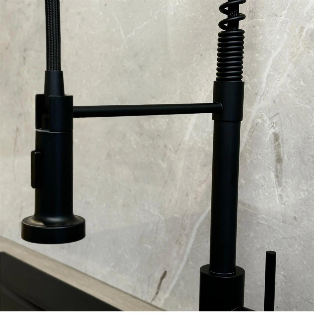 Luquicina LE592MB – Grifo mezclador de cocina negro estilo resorte con rociador extraíble 