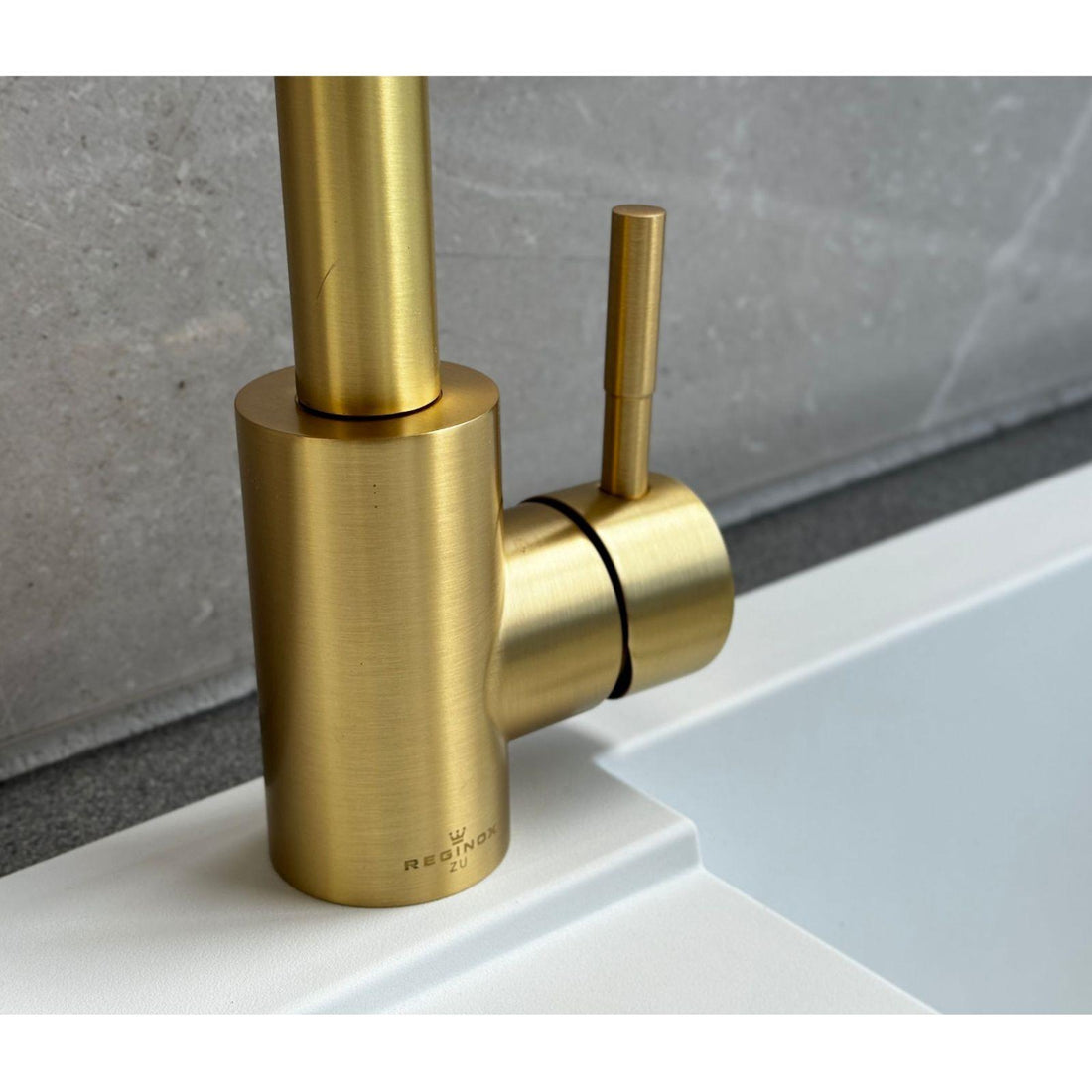 Reginox TARAVO BG – Grifo monomando de cocina de cuello de cisne en oro cepillado 