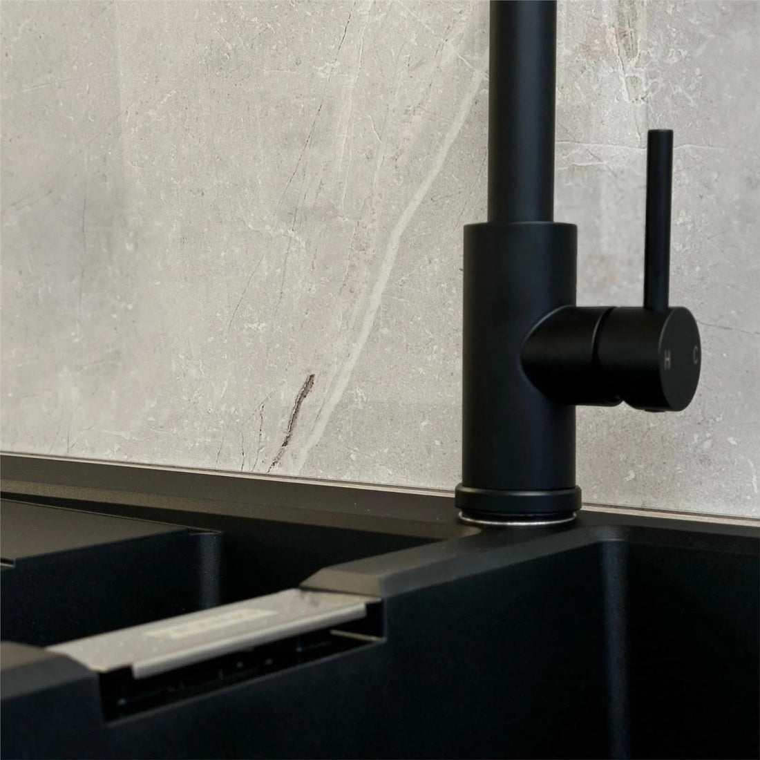 Luquicina LE592MB – Grifo mezclador de cocina negro estilo resorte con rociador extraíble 