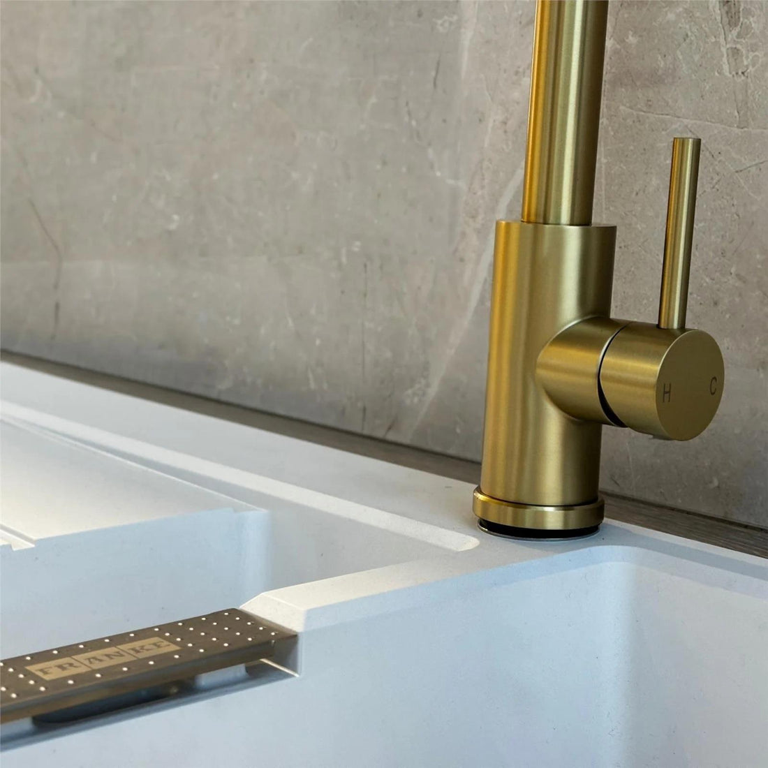 Luquicina LE455BR – Grifo Mezclador de Cocina Latón Cepillado con Caño Alto Extraíble – Monomando, Giro 360°, Cuello Cisne, Estilo Moderno 