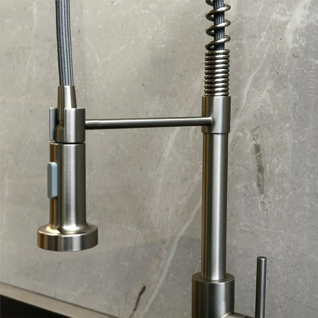 Luquicina LE593BS – Grifo mezclador de cocina de acero cepillado con resorte y rociador extraíble 