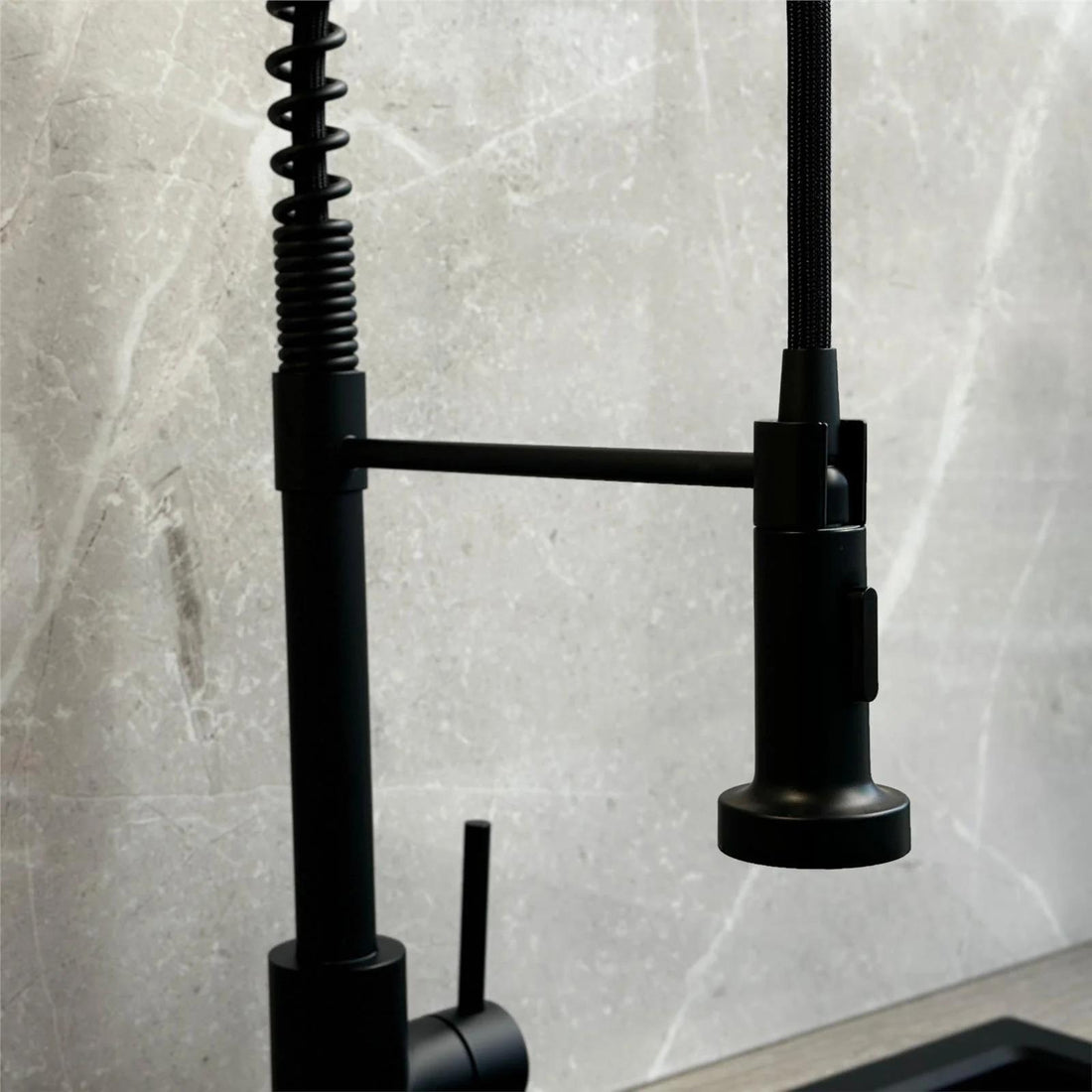 Luquicina LE592MB – Grifo mezclador de cocina negro estilo resorte con rociador extraíble 