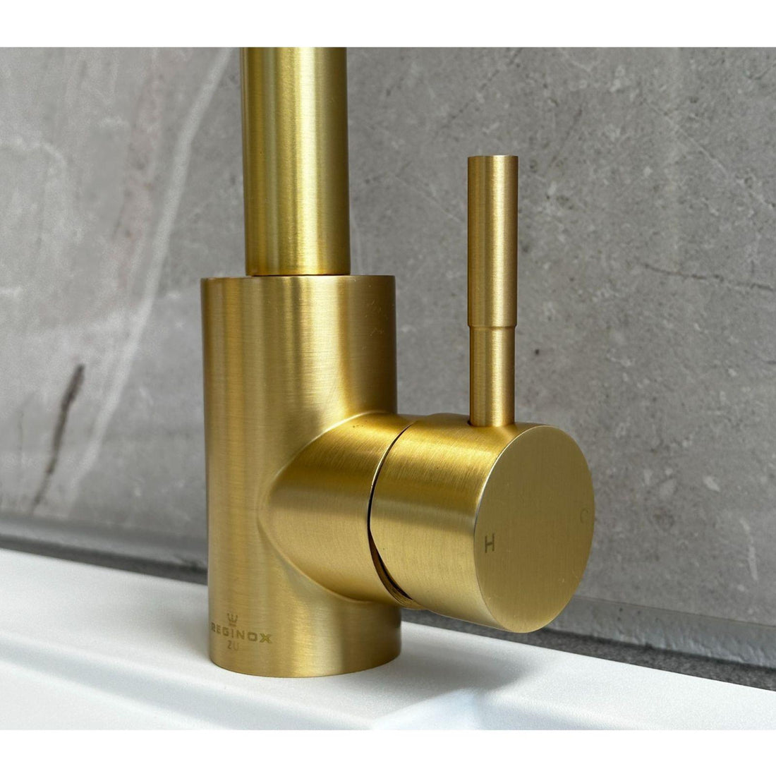 Reginox TARAVO BG – Grifo monomando de cocina de cuello de cisne en oro cepillado 