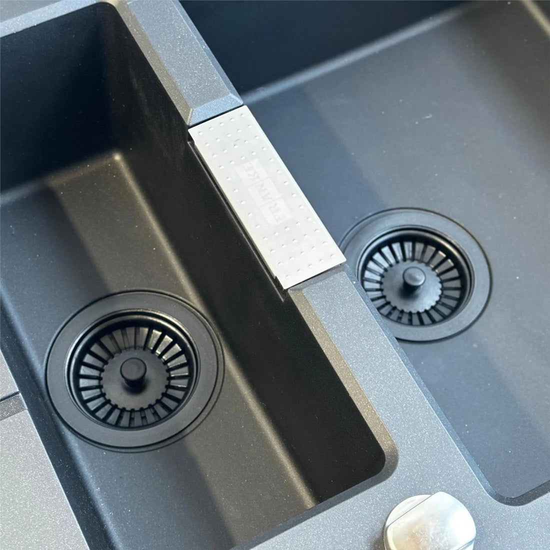 Luquicina LED4MB – Cesta de desagüe para fregadero de cocina, color negro mate, con rebosadero