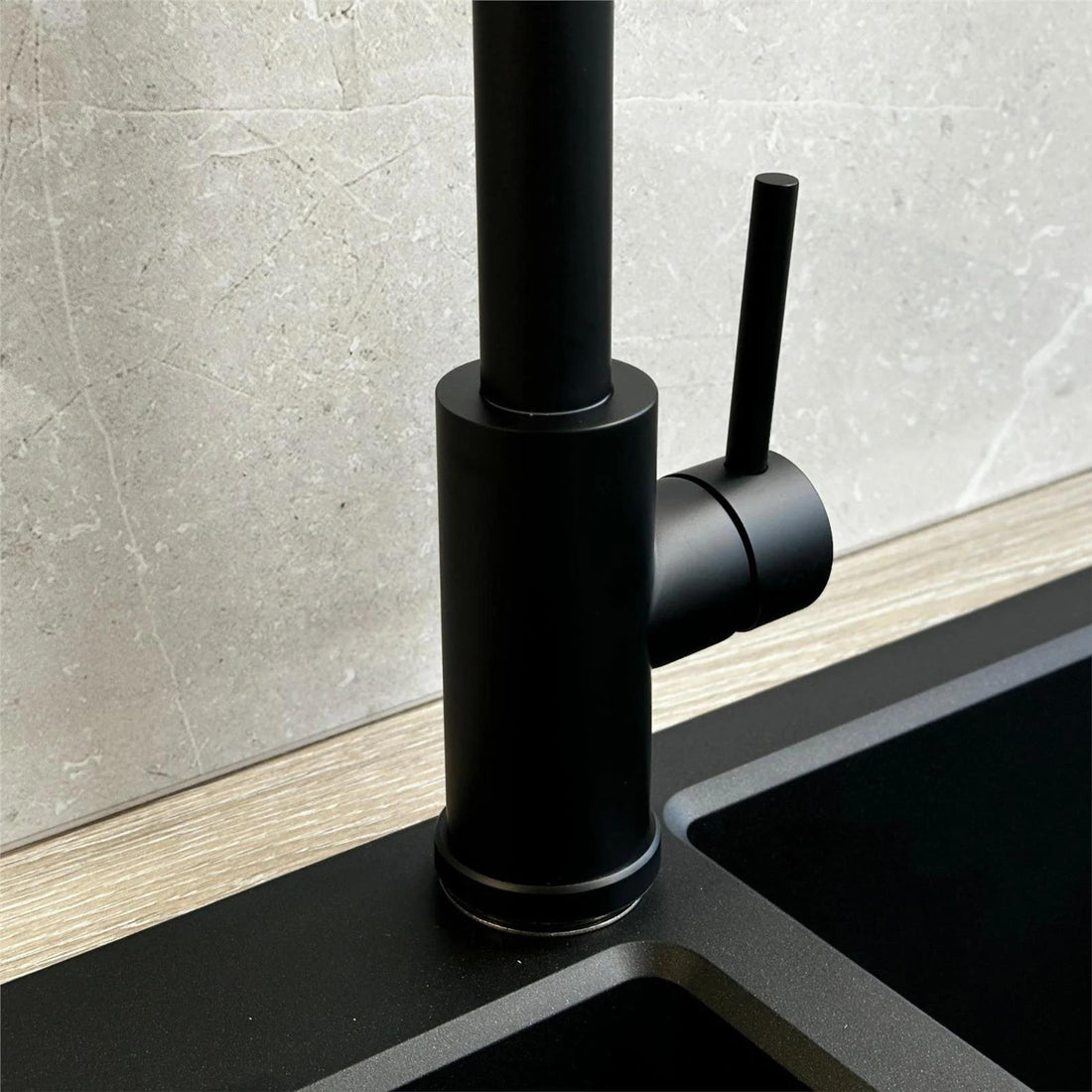 Luquicina LE592MB – Grifo mezclador de cocina negro estilo resorte con rociador extraíble 