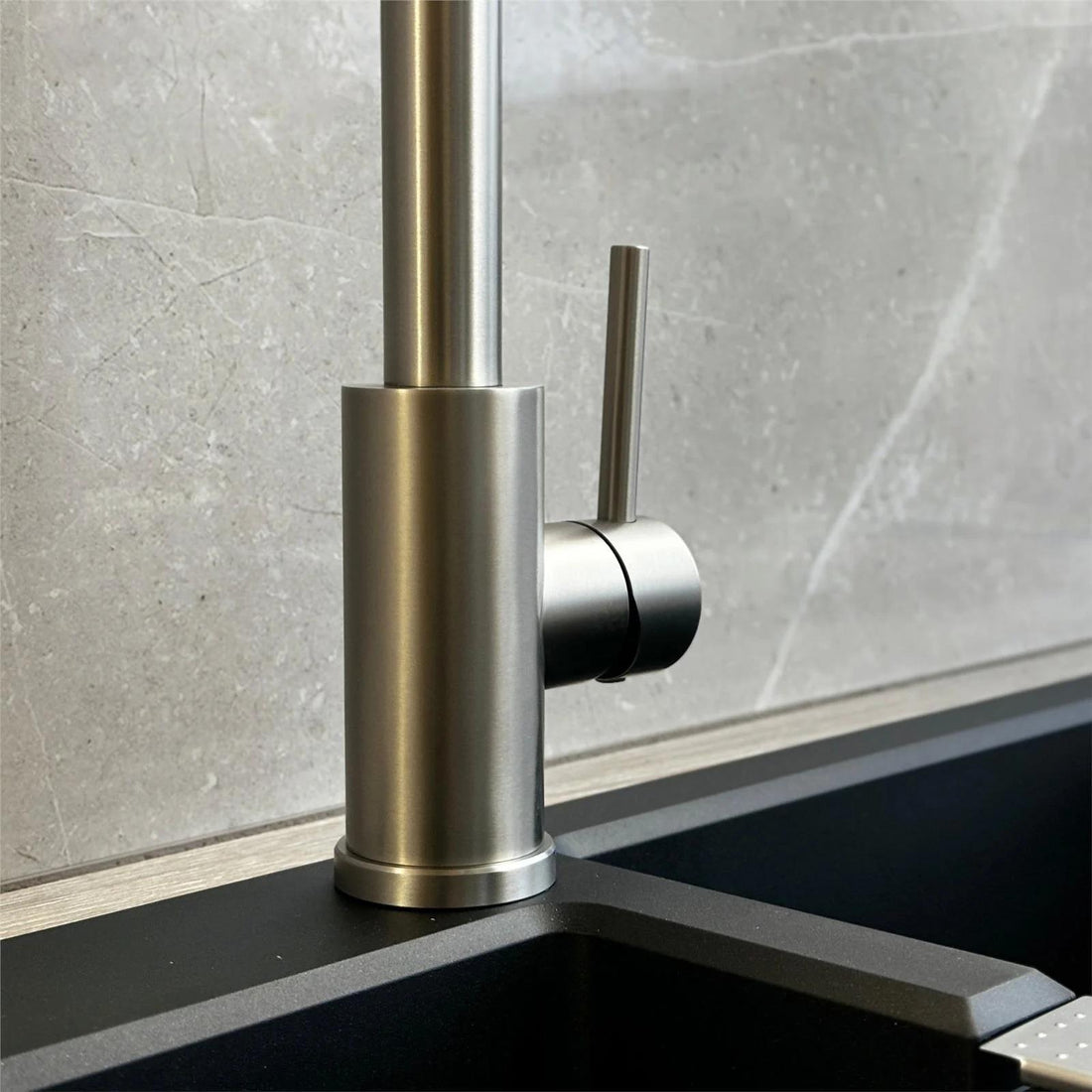 Luquicina LE593BS – Grifo mezclador de cocina de acero cepillado con resorte y rociador extraíble 